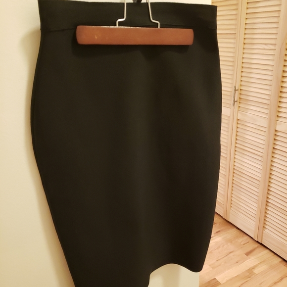 Black pencil skirt - Picture 2 of 3